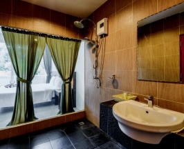 Четырёхместный люкс Deluxe семейный с 2 комнатами в L'esprit de Naiyang Beach Resort