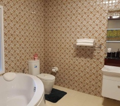 Люкс с видом на бассейн в Erawan Hotel