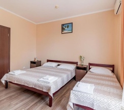 Трёхместный номер Comfort с балконом и с красивым видом из окна в Наш дом