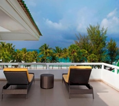 Двухместный номер с террасой с видом на океан двуспальная кровать в Le Meridien Phuket Beach Resort