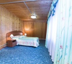 Коттедж восьмиместный с видом на озеро в Покровское