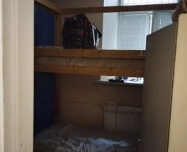 Кровать в 4-местном общем женском номере в Only