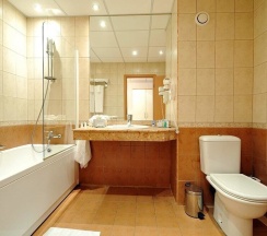 Семейный номер Standard с балконом и с видом на парк в Helios Spa