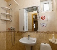Стандартный однокомнатный номер на двоих, площадью 12м², оформленный в современном стиле, с одной двуспальной деревянной кроватью, вместительным шкафом, телевизором, холодильником. Душ и туалет в номере. Источник: https://zolotoy-pesok.ru/standart-2 в Золотой песок