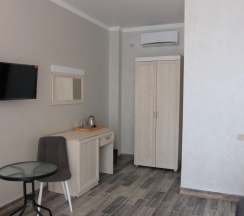 Двухместный люкс с балконом и с красивым видом из окна двуспальная кровать в Вилла Абхазия