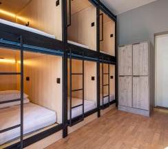 Кровать в 8-местном женском номере (общие удобства) в A4 capsules
