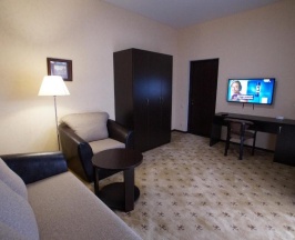 Номер люкс с 1 двуспальной кроватью и диваном в Арлекино