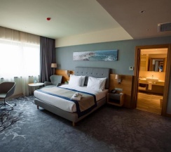Двухместный люкс с красивым видом из окна двуспальная кровать в Holiday Inn Aktau-Seaside