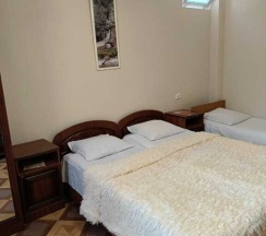 Трёхместный номер Superior с балконом и с красивым видом из окна в На переулке Терешковой
