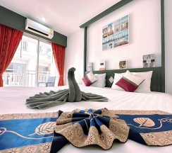 Двухместный номер Superior с балконом двуспальная кровать в Hotel Baya Patong