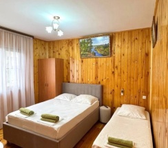 Трёхместный номер Comfort с балконом и с красивым видом из окна в Южный