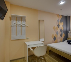 Двухместный номер с одной большой кроватью, без окна (DBL) в Riverside Hotel