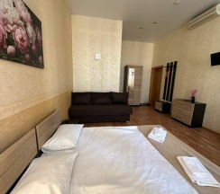 Семейный номер с двуспальной кроватью и диваном в Boho Centr Nevsky 140 Hotel