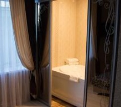 Номер комфорт с 1 двуспальной кроватью с джакузи в Каприз