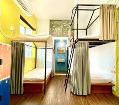 Кровать в общем номере с балконом в Bayhouse Hostel Penghu