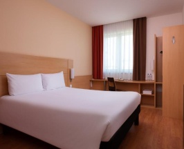 Номер стандарт с 1 двуспальной кроватью в Ibis Москва центр Бахрушин