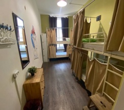 Место в 4-х местном женском номере со шторками в Cuba coliving