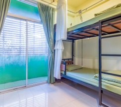 Кровать в общем номере в OYO 928 Leaf Hostel