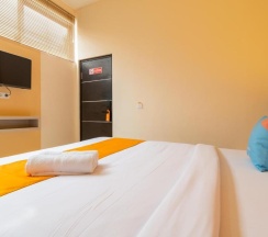 Двухместный номер Economy двуспальная кровать в Sans Hotel Bubulak Bogor