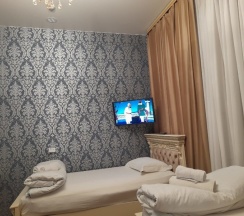 Семейный номер с 2 двуспальными и 1 односпальной кроватями в За рулем Юг