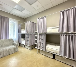 Кровать в 8-местном общем женском номере в Sova