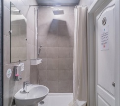 Номер улучшенный с 1 двуспальной кроватью в Hot Place Guest House
