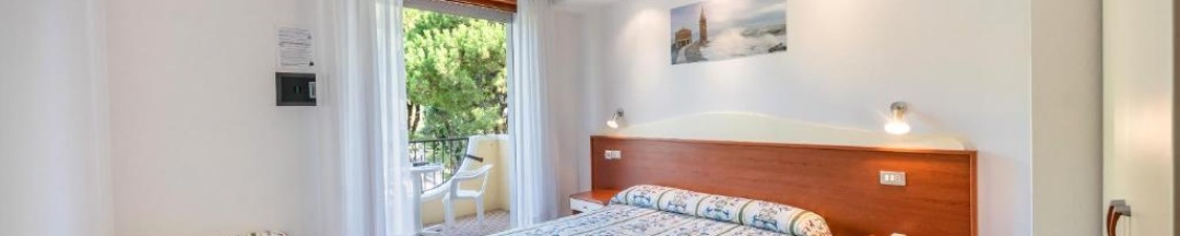 Двухместный номер Deluxe с видом на сад двуспальная кровать в Hotel Coralba
