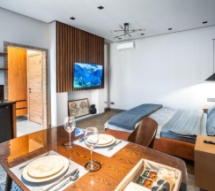 Люкс с 2 комнатами с балконом и с красивым видом из окна в Apart hotel Colibri