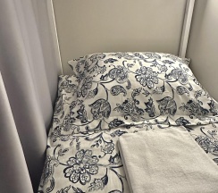 Кровать в 6-местном общем номере в Sova