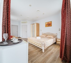 Видовая комната с эркером и балконом на Невский проспект в Октавиана