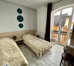 Двухместный номер Standard с балконом и с красивым видом из окна (2 отдельные кровати) в Ail Home