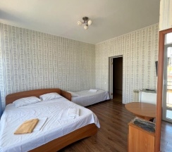 Комната улучшенная с 1 односпальной и 1 двуспальной кроватью в Марлита