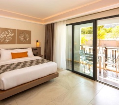 Четырёхместный семейный номер Deluxe с балконом и с видом на бассейн в Tuana Hotels Casa Del Sol