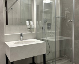 Первая категория - Стандарт с одной большой кроватью в Кристалл