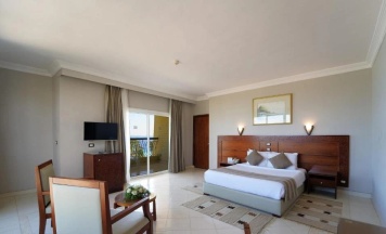 Двухместный полулюкс с видом на море двуспальная кровать в Regina Resort and Aqua Park Hurghada