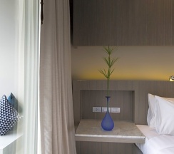 Одноместный номер Premier с балконом и с видом на океан двуспальная кровать в Hotel Ikon Phuket