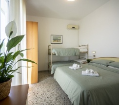 Трёхместный номер Standard с балконом в Hotel Mamy