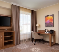 ЛЮКС С ОДНОЙ СПАЛЬНЕЙ, БОЛЬШОЙ КРОВАТЬЮ (KING SIZE) И ДОСТУПОМ В БАР-ГОСТИНУЮ в Doubletree by Hilton Tyumen