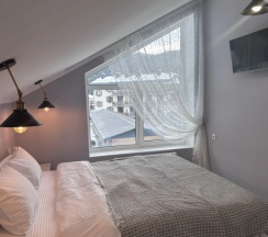 Трёхместный номер Улучшенный с балконом и с видом на горы в В моменте