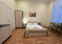 Трехместный номер с двуспальной кроватью и диваном в Boho Centr Nevsky 140 Hotel