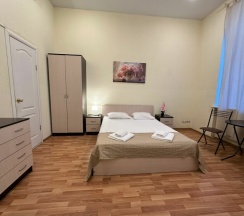 Трехместный номер с двуспальной кроватью и диваном в Boho Centr Nevsky 140 Hotel
