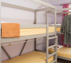 Кровать в 8-местном общем номере Сиреневый в Эко