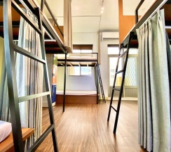 Кровать в общем номере с балконом в Bayhouse Hostel Penghu