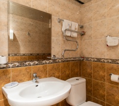 Люкс 3-х комнатный с кухней и бильярдом 4-х местный в Жемчуг