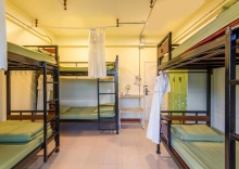 Кровать в общем номере в OYO 928 Leaf Hostel