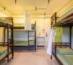 Кровать в общем номере в OYO 928 Leaf Hostel