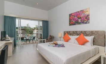 Двухместный номер Deluxe с видом на бассейн двуспальная кровать в The Briza Beach Resort Khaolak