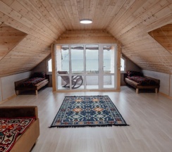 Шестиместный семейный коттедж с балконом и с красивым видом из окна в Волна