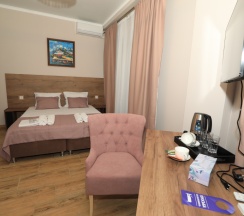 Трёхместный номер Superior с балконом и с красивым видом из окна в Аскьала