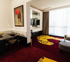 Двухместный клубный люкс с видом на город двуспальная кровать в Mogan hotel
